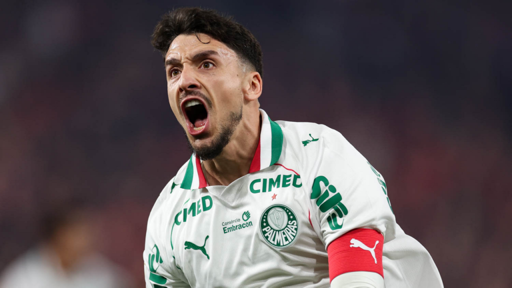 O jogador Joaquín Piquerez, da SE Palmeiras, comemora seu gol contra a equipe do C Athletico Paranaense, durante partida válida pela trigésima primeira rodada, do Campeonato Brasileiro, Série A, na Arena da Baixada. (Foto: Cesar Greco/Palmeiras/by Canon)